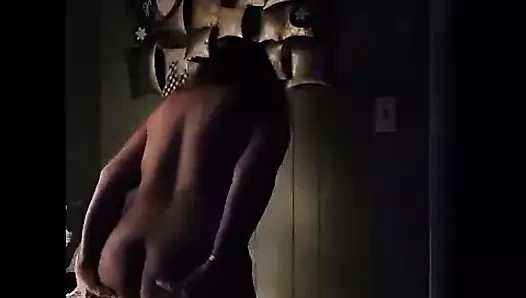 Kralı için dans ediyor