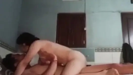 İyi bir evli kadın kocasına hizmet ediyor