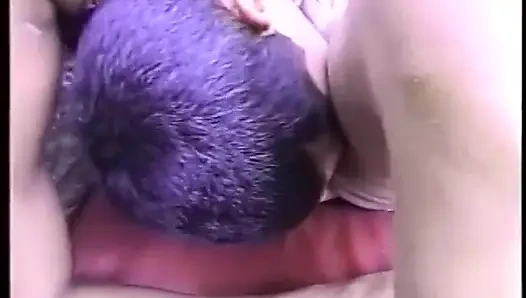 Sunburnt aygır kız arkadaşları yaşlı sombrero'yu tozladıktan sonra diğer adam tarafından götünü siktiriyor