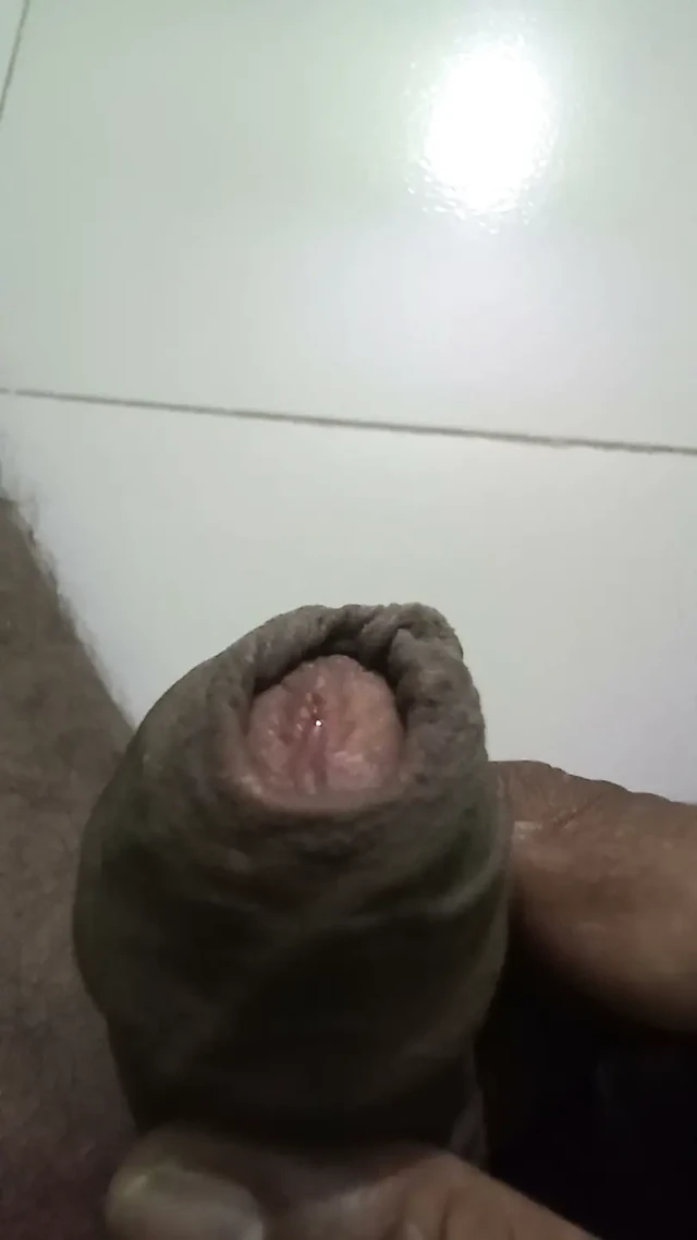 Eğlence için mastürbasyon yapıyor.