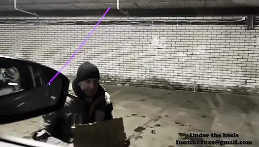 Lola yoldan geçenlere yemek veriyor