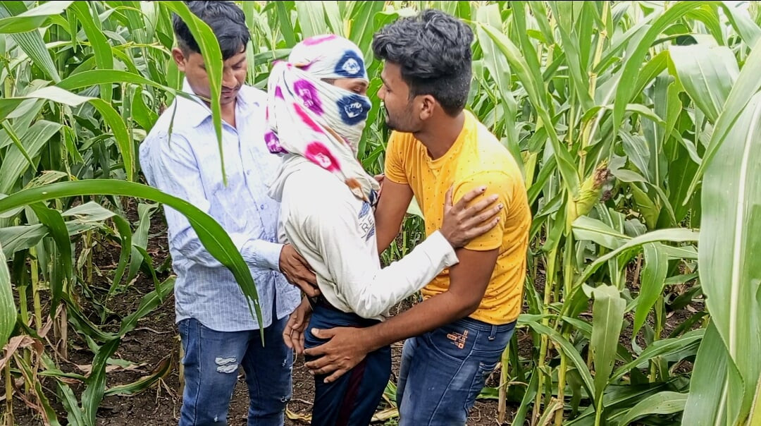 Hintli pooja transeksüel boyfrends bugün pooja corn tarlasına yeni bir arkadaş aldı ve üç çılgın sekste çok eğlendi