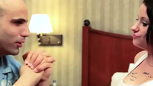 Cassandra yanakları sert sikiliyor