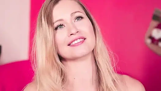 Seksi Melek Cennetten İndi ve Göğüslerini Gösterdi