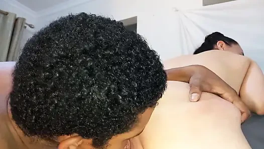 Kocası Karısını Sikmesi Için Büyük Zenci Yarağını Davet Ediyor