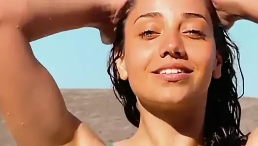 Ozge ozescar green bikini