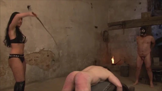 Eski bodrumda sopalama