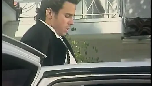 Güzel memeli seksi sürtük limuzinin arkasında sikiliyor