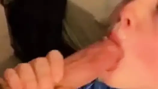 Gözlüklü mavi gömlekli kız oral seks