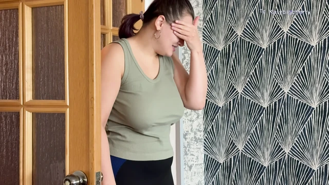 Моя мачеха застукала меня за просмотром порно и предложила посмотреть вместе