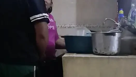 Çalışan kirli bulaşıkları yıkarken sikişiyor ve emiyor