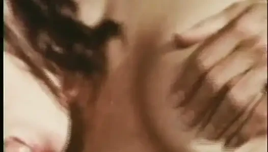 Lezbiyenler üçlü amcık yalıyor nostaljik amcık sikişi