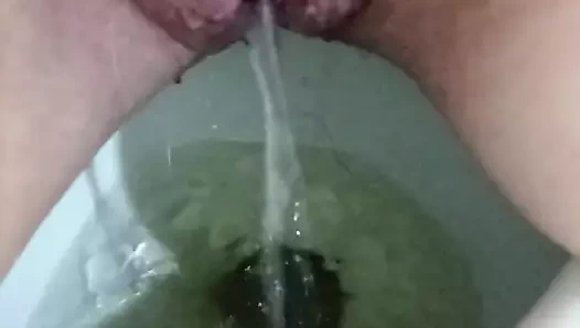 Duşta sikişiyorum ve çişimle oynuyorum