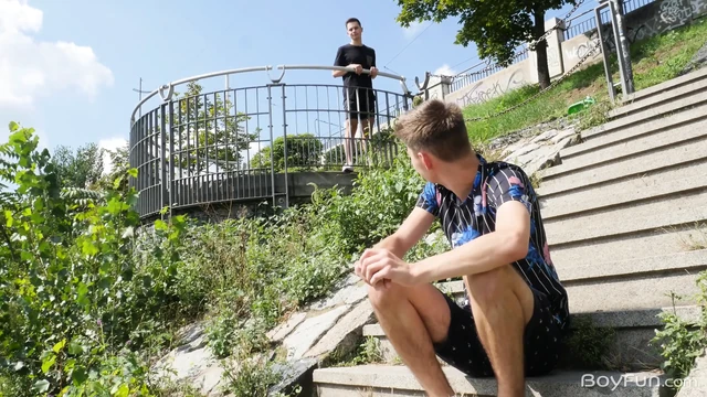 Тинка отправляется в круиз за тугой дыркой, чтобы заполнить его огромным членом без презерватива