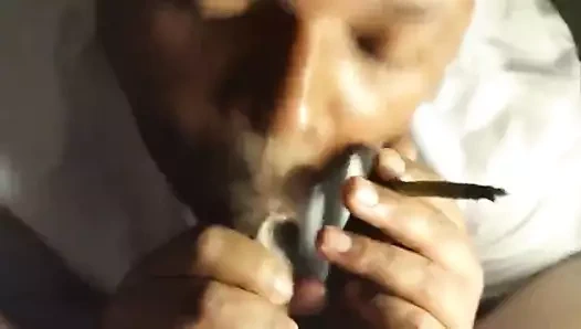 Kiracı benim horoz sigara sürerken bir künt sigara içiyor