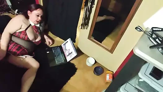 Kızıl saçlı üniversiteli kız anal poundtown'da arkadan çekimler