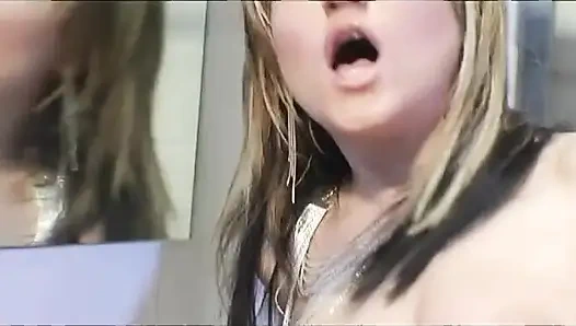 Kırmızı Çizmeli Sarışın Bebek Tuvalette Amını Parmaklıyor