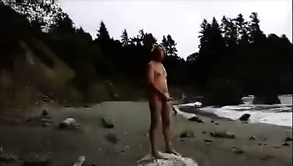 çıplak sahilde okşayarak, yabancı onu bitirir