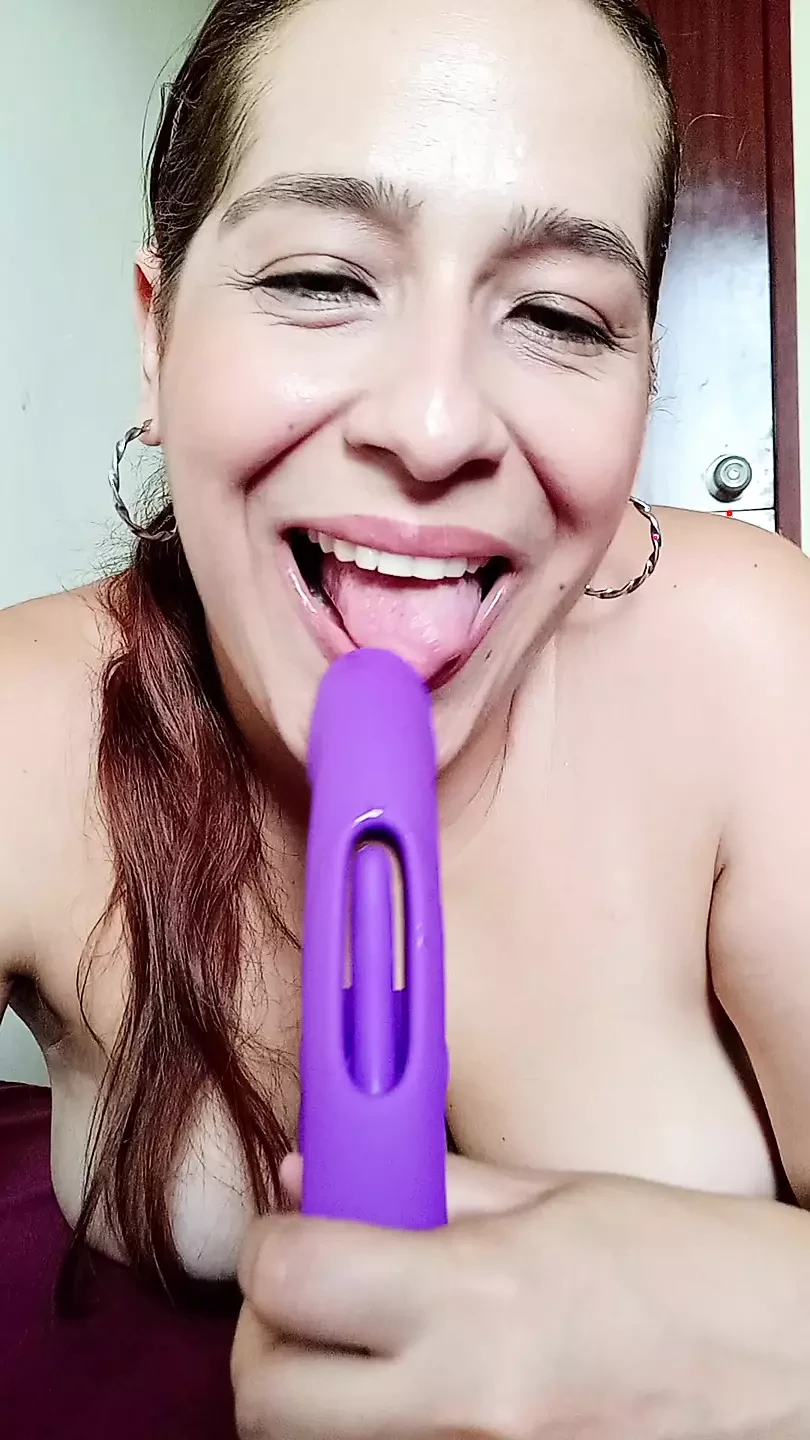 أنا ميلف ساخنة جدا وأستخدم لعبتي الملونة لأمص وأتخيل أنها ديك لدي في فمي لأنني أحب المص