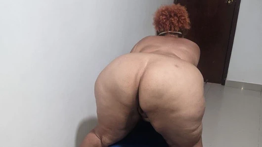 Büyük götümün dev bir yarağa ihtiyacı var.