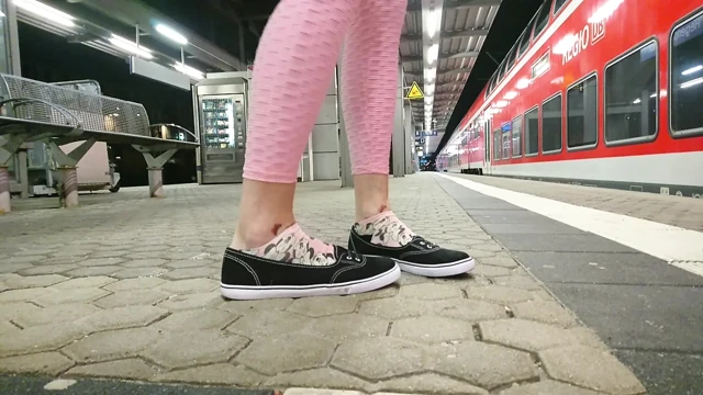Ayaklarım tren istasyonunda