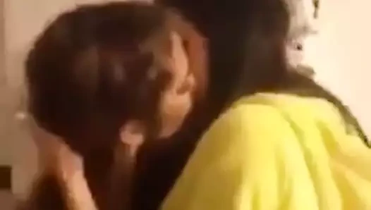 üç lezbiyen kızlar öpüşme