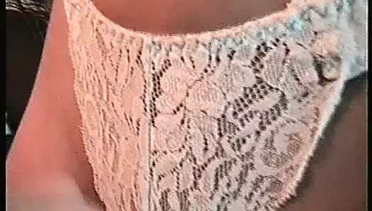 Garip adam kadına vücudunu gösterip gösterecığını ve sadece bakmaktan daha fazlasını yapıp yapabileceğini soruyor!