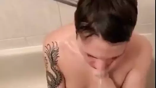 Bu sürtüğün inek yüzüne pissing