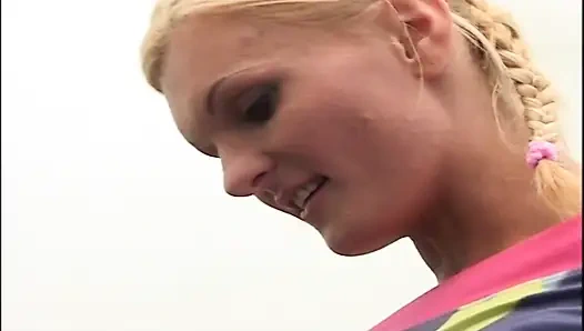 Genç Mariann Yaşlı Dedenin Yarağını Sert Sikiyor Ve Işiyor