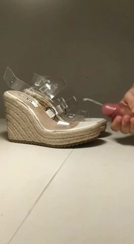 Сперма на моих новых сандалиях подруги