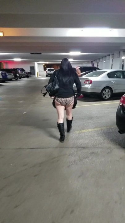 Popomu joliet kumarhanesinin otoparkında gösteriyorum