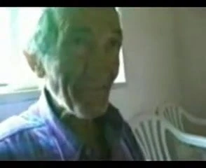 Büyükbaba yardım alır