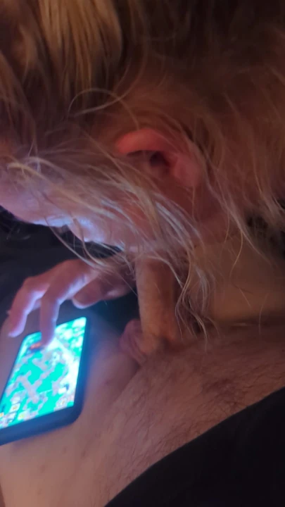 Karım telefonla oynarken yarrak emiyor | Bölüm 1