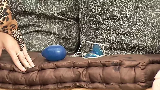 Büyük mükemmel hatun büyük dildosunu amına itiyor