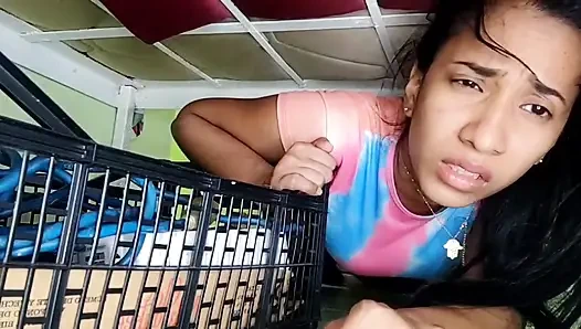 Yatağın altında sıkıştım ve üvey erkek kardeşim bundan faydalandı seni bu videonun nasıl bittiğini izlemeye davet ediyorum