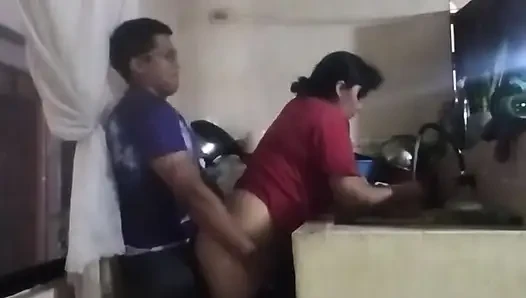 Karım oturma odasındayken hizmetçiyi mutfakta sikiyorum