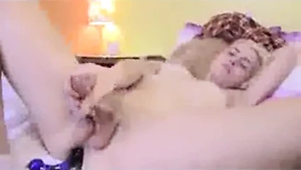 Sıcak sarışın trans oynar ile kendini