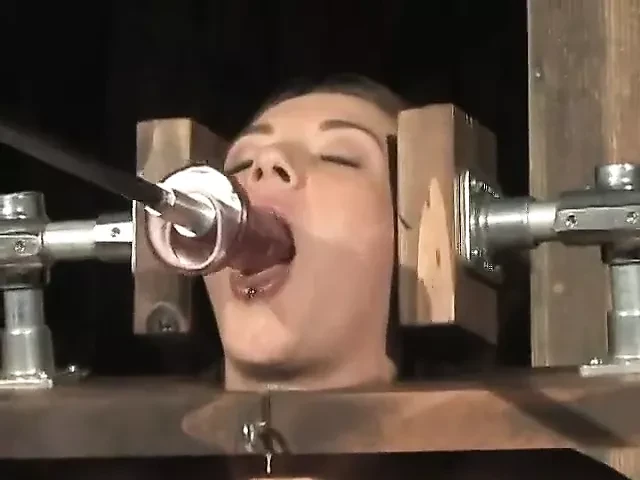 Запертая на сибиане со связанными сиськами