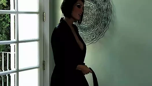 İri göğüslü esmer dylan ryder agresif bir şekilde gırtlağından sikiliyor ve iki adamın arasında kaldı