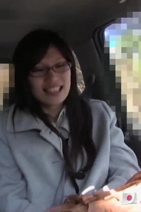 Gözlüklü seksi Japon orta yaşlı seksi kadın bakış açısıyla sekste yarağı sikiyor