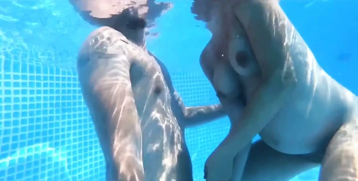 Hamile havuzda seks genç orta yaşlı seksi kadın! Komşular için şov yapıyor