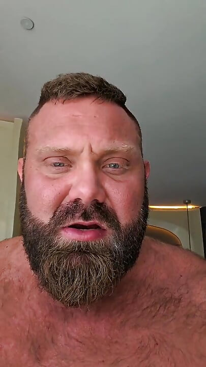 Jack kendine büyük bir sakso çekerken edepsizce konuşuyor