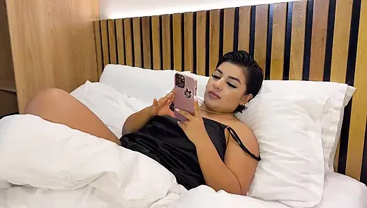 Kaslı üvey erkek kardeşim ilk kez benimle seks yapıyor