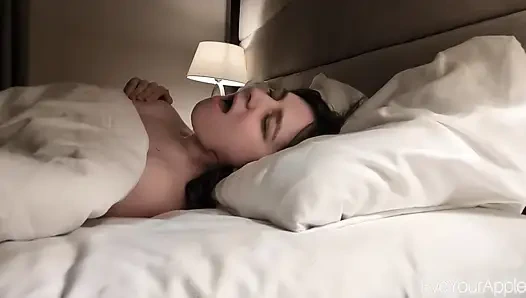 Otel kamerası: yüksek sesle inleyerek orgazm