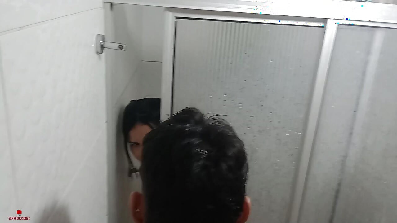 Vahşi seks yapan bir çift üvey erkek kardeşle zengin bir duş