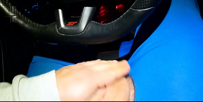 Arabada Bir Damla olarak onunla oynuyor.