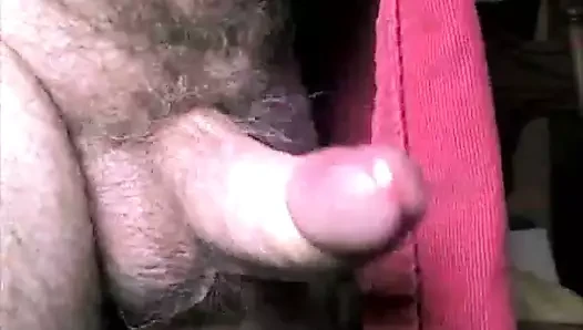 Yaşlı adam seks oyuncağıyla oynuyor