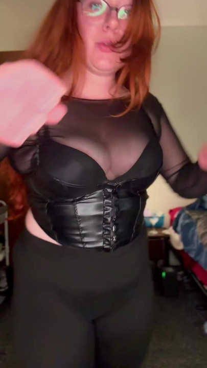 Gece geç saatlerde sevimli tombul gotik kız