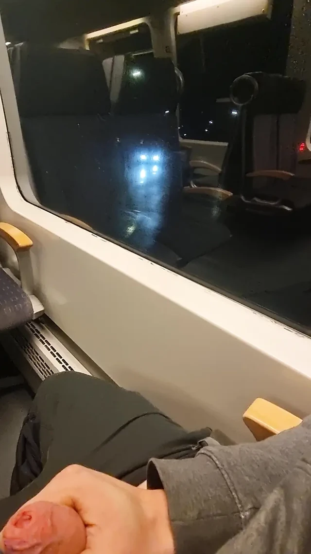 Trende görülmek için. Nasıl da.