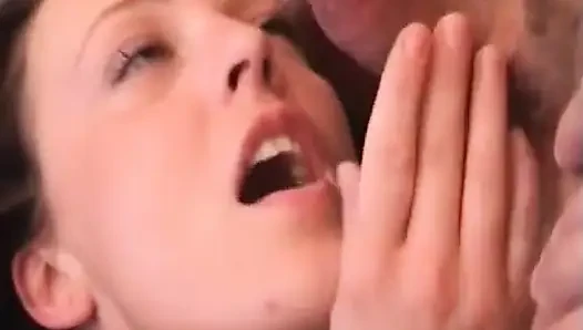 Seksi fahişe ıslak amına krem şanti sürülüyor